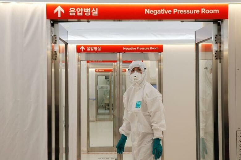 韓国疾病予防管理庁（KDCA）は1日、新型コロナウイルスの新変異株「オミクロン」の感染者が国内で初めて確認されたと発表した。ソウルの病院で1月撮影（2021年　ロイター/Heo Ran）