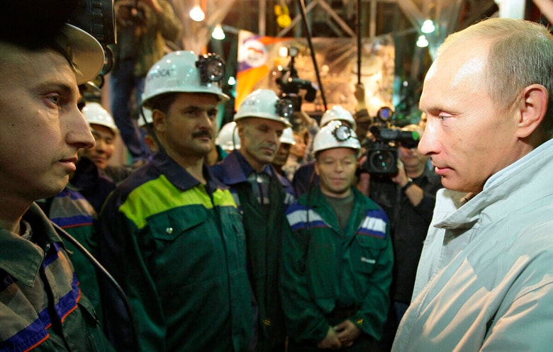 鉱山労働者は伝統的にプーチンの重要な支持基盤（2009年、シベリア東部ミールヌイのダイヤモンド鉱山で）　REUTERS/Ria Novosti/Kremlin/Alexei Druzhinin