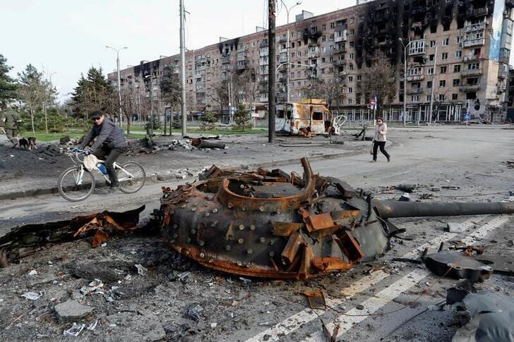 ウクライナ南東部マリウポリでは、同国軍の兵士がロシア軍による投降要求に抵抗している。写真は同日マリウポリで、破壊された戦車の砲塔（２０２２年　ロイター／Alexander Ermochenko）
