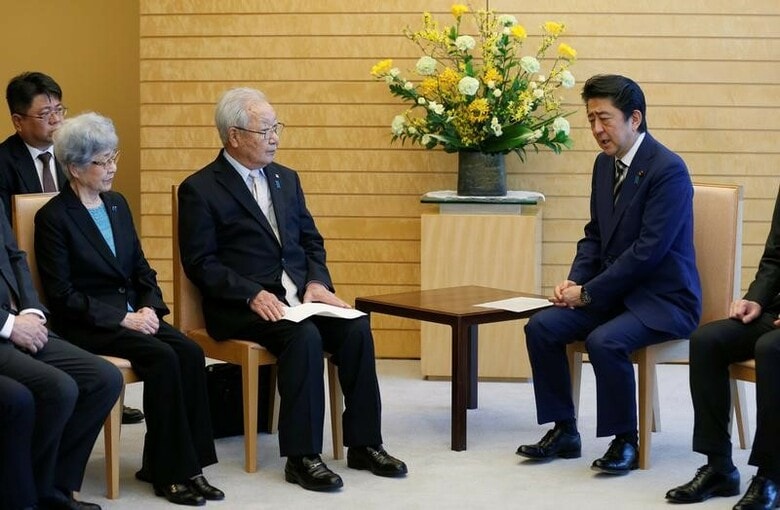 ６月２６日、安倍晋三政権は、拉致問題の解決を図るため、日朝首脳会談に強い意欲を示している。９月の自民党総裁選でも外交力を前面に出すことで３選を狙う構えだ。写真は北朝鮮による拉致被害者家族連絡会と会談する安倍首相（写真右）。３月都内での代表撮影（２０１８年／ロイター）