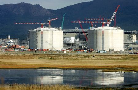 ８月２６日　東京電力と中部電力が出資するＪＥＲＡ（東京都中央区）は、極東ロシアの石油・天然ガス開発事業「サハリン２」の新会社と液化天然ガス（ＬＮＧ）調達の長期契約を結んだ。写真はプリゴロドノエにあるサハリン２の全景。２００６年１０月撮影（２０２２年　ロイター/Sergei Karpukhin ）