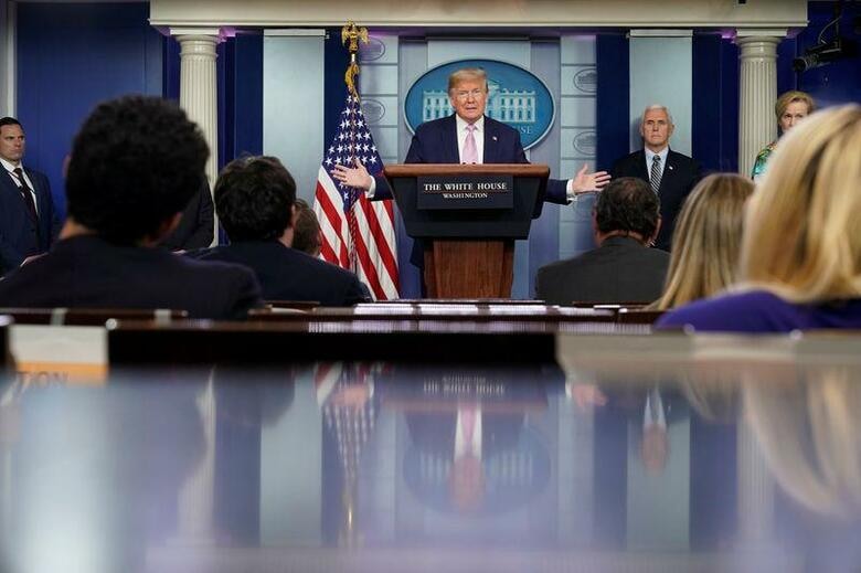 トランプ米大統領は4日の記者会見で、新型コロナウイルス感染症を巡る状況は今後2週間が最も厳しいとの見方を示し、数日間で国内の死者が急激に増加すると述べた。4日撮影（2020年　ロイター/Joshua Roberts）