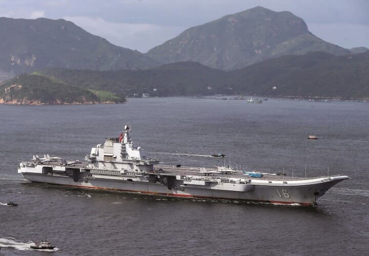 水深の深い港湾には空母も停泊可能（17年に寄港した遼寧）　BOBBY YIPｰREUTERS