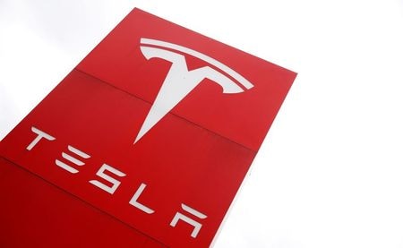 　米電気自動車大手テスラが半自動運転システム「オートパイロット」をカメラのみの搭載に移行させるとして、「モデル３」と「モデルＹ」からのレーダーセンサー取り外しを発表したことが波紋を呼んでいる。写真はテスラのロゴ。ロンドンで１４日撮影（２０２１年　ロイター／Matthew Childs）