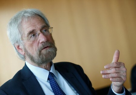 　６月６日、欧州中央銀行（ＥＣＢ）のプラート専務理事は、ユーロ圏の堅調な経済成長と高まりつつある賃金上昇圧力を背景に、インフレ率が目標近傍に上昇するとの見方が強まっていると指摘した。写真はロイターのインタビューに答える同理事。フランクフルトで３月撮影（２０１８年　ロイター／RALPH ORLOWSKI）
