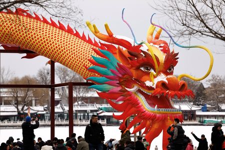 　中国の経済メディア「第一財経」は、辰（たつ）年の今年、中国各地の病院で出生数が増加していると報じた。写真は竜の展示物。２１日北京で撮影（２０２４年　ロイター/Tingshu Wang）