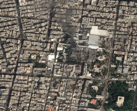 　イスラエルは１日、イランに対し新たな空爆を実施したと発表した。前日には米国とイスラエルによる空爆でイランの最高指導者ハメネイ師と親族、側近らが殺害された。写真は２８日、攻撃を受けて黒煙を上げるハメネイ師のテヘランの邸宅。衛星写真。Pleiades Neo (c) Airbus DS提供（２０２６年　ロイター）