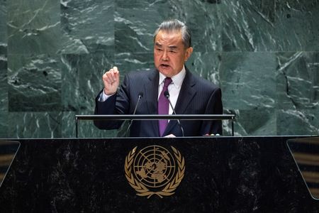 　中国の王毅外相は９月２８日、米ニューヨークで開かれている国連総会で演説し、中東で続いている戦闘の停止を呼びかけた（２０２４年　ロイター/Eduardo Munoz）