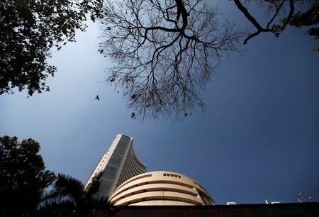 　インドの投資信託カナラ・ロベコ・ミューチュアルファンドの株式責任者は同国株について、昨年跳ね上がったリターンが今年度（２０２４年４月─２５年３月）は企業利益の伸びに沿った水準へと「正常化する」との見方を示した。写真はムンバイ証券取引所。２０２０年１月撮影（２０２４年　ロイター／Francis Mascarenhas）