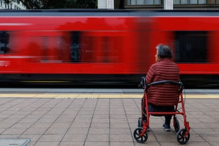写真は歩行器に座る高齢者。2025年3月、米カリフォルニア州サンディエゴで撮影。  REUTERS/Mike Blake