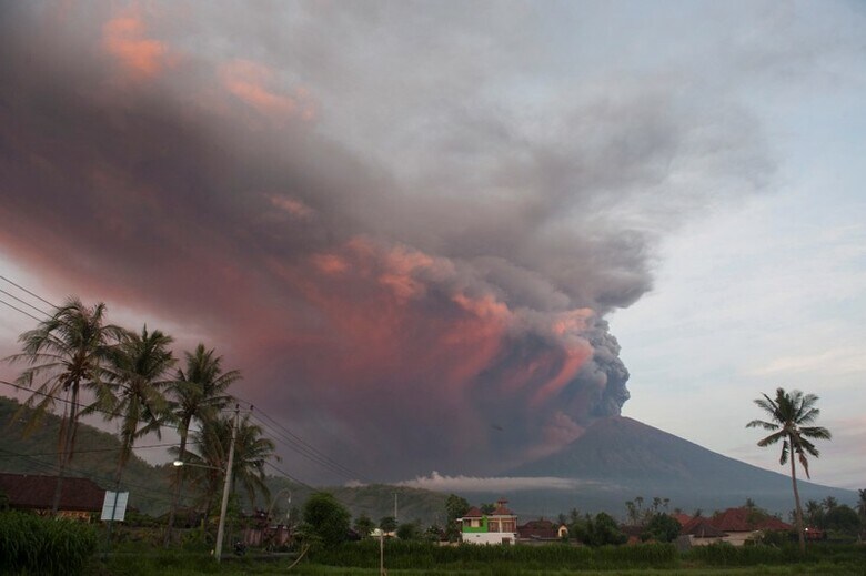 １１月２７日、インドネシアの火山地質災害対策局は、バリ島のアグン山の噴火警戒レベルを最高の「４」に引き上げ、同火山から半径８─１０キロ圏内の住民に直ちに避難するよう警告した。２６日カランガセムで撮影。提供写真（２０１７年　ロイター／Antara Foto Agency）