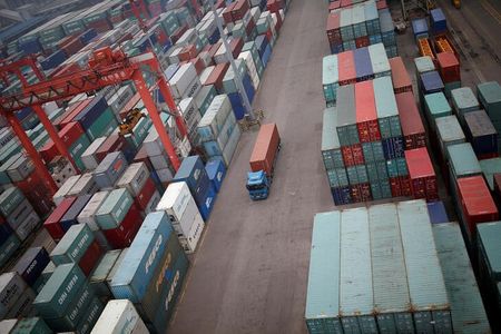 韓国産業通商資源省が１日発表した１０月の貿易統計は、輸出が前年比５．７％減と２０２０年８月以来の大幅な落ち込みを記録した。中国向けが急減した。写真は、韓国仁川港のコンテナターミナル。２０１６年５月２６日に撮影。（２０２２年　ロイター／Kim Hong-Ji）