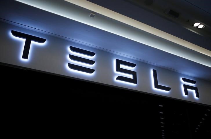 １月１９日、米運輸省道路交通安全局は、米電気自動車（ＥＶ）メーカーのテスラ・モーターズが生産する「モデルＳ」の初の死亡事故を調査した結果、車両の欠陥を示す証拠は見当たらなかったと発表した。写真は同社のロゴ。韓国・河南市で昨年１２月撮影（２０１７年　ロイター/Kim Hong-Ji）