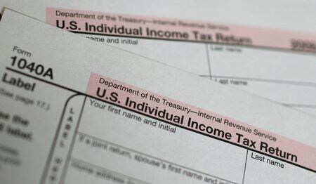 ４月１５日、米内国歳入庁（ＩＲＳ）は大半の税が納付期限を迎えた、納税者向け各種サービスの向上は目標以上の成果を収めたと明らかにするとともに、議会に対して十分な予算配分を続ける必要性を改めて訴えた。写真は所得税申告書。ニューヨークで２０１０年４月撮影（２０２４年　ロイター／Mike Segar）