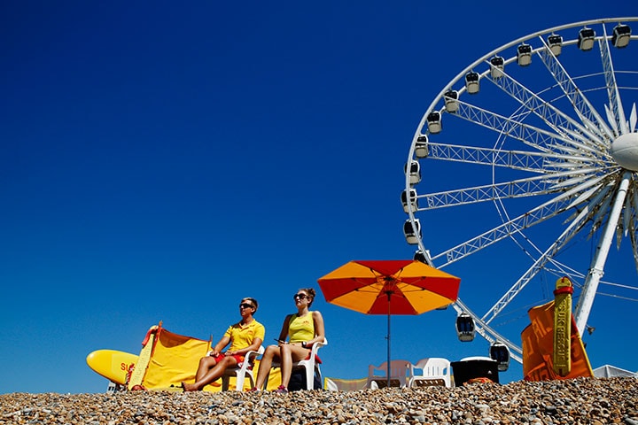 この夏はヨーロッパにも熱波が到来（画像は英南部ブライトンビーチ、2015年6月）　Darren Staples-REUTERS