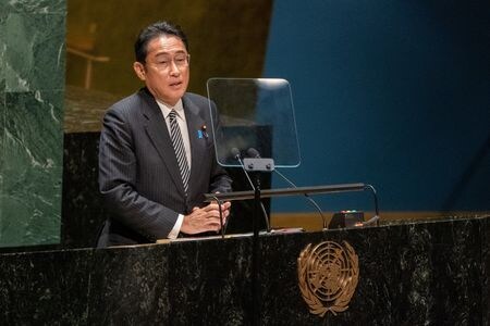 訪米中の岸田文雄首相は１日、ニューヨークで開幕した核兵器不拡散条約（ＮＰＴ）運用検討会議で演説し、世界の若い世代に戦争被爆への理解を深めてもらうため、国連に１０００万ドルを拠出して基金を創設すると表明した。ニューヨークで撮影（２０２２年　ロイター/David \'Dee\' Delgado）
