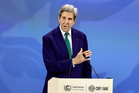 ケリー米大統領特使（気候変動問題担当）は５日、ドバイで開かれている第２８回国連気候変動枠組条約締約国会議（ＣＯＰ２８）で、核融合を進める国際的な計画を公表した。写真は１２月５日、ＣＯＰ２８で演説するケリー米大統領特使（２０２３年　ロイター／Thaier Al-Sudani）