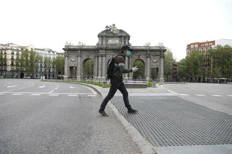 スペイン保健省によると、同国の新型コロナウイルス感染による死者数は10日現在、605人増加して計1万5843人となった。写真は4月9日、マドリードで撮影（2020年　ロイター/Sergio Perez）