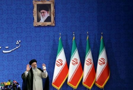 イランの警察当局は非合法な暗号資産（仮想通貨）マイニング（採掘）ファームで採掘者７０００人を拘束した。過去最大規模の摘発。写真は、イラン大統領選で当選したライシ師。２０２１年６月２１日に撮影。（２０２１年　ロイター／Majid Asgaripour/WANA (West Asia News Agency) via REUTERS）