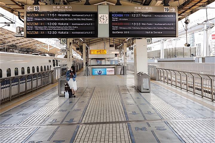 都内で新たに47人の新型コロナウイルスへの感染が確認された。写真は29日ゴールデンウィークの初日でも閑散としている東京駅新幹線乗り場。　REUTERS/Kim Kyung-Hoon