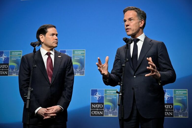 写真はスウェーデンで開催されたＮＡＴＯ外相会合で発言するルッテ事務総長とルビオ米国務長官。２２日撮影の提供写真。TT News Agency/Johan Nilsson via REUTERS