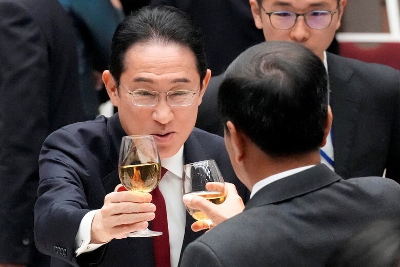 支持率低迷中の岸田首相の命運やいかに（昨年12月、ASEAN首脳との昼食会）POOLｰREUTERS