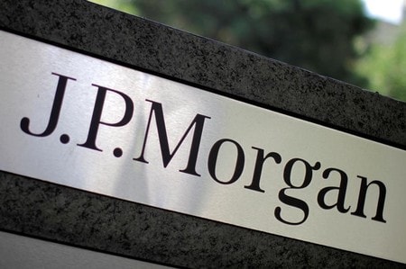 　５月１０日、米ＪＰモルガン・チェースの香港子会社ＪＰモルガン・ブローキングは、中国での合弁証券会社設立に向け申請を行った。写真はＪＰモルガン・チェースのロゴ。ロサンゼルスで２０１０年１０月撮影（２０１８年　ロイター／Lucy Nicholson）