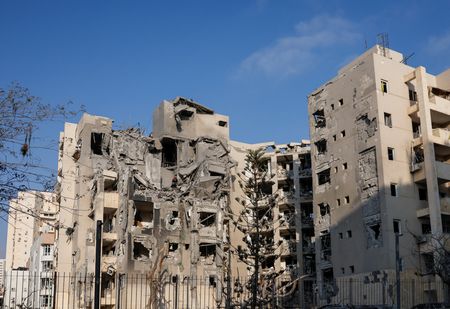 6月２４日、 イスラエルのカッツ国防相はイランによる停戦違反があったとし、強硬な対応を軍に命じたと述べた。写真は同日、イランの攻撃を受けたイスラエル・ベエルシェバの集合住宅で撮影（２０２５年　ロイター/Amir Cohen）