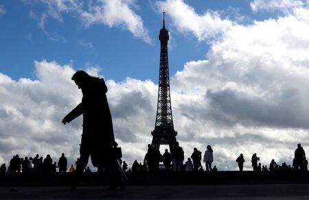 　６月１１日、格付け会社ムーディーズは、フランス議会の解散総選挙は財政再建に対するリスクを高めるとして、同国の信用格付けにマイナスとの見解を示した。写真は昨年１０月、パリのエッフェル塔付近で撮影（２０２４年　ロイター/Peter Cziborra）