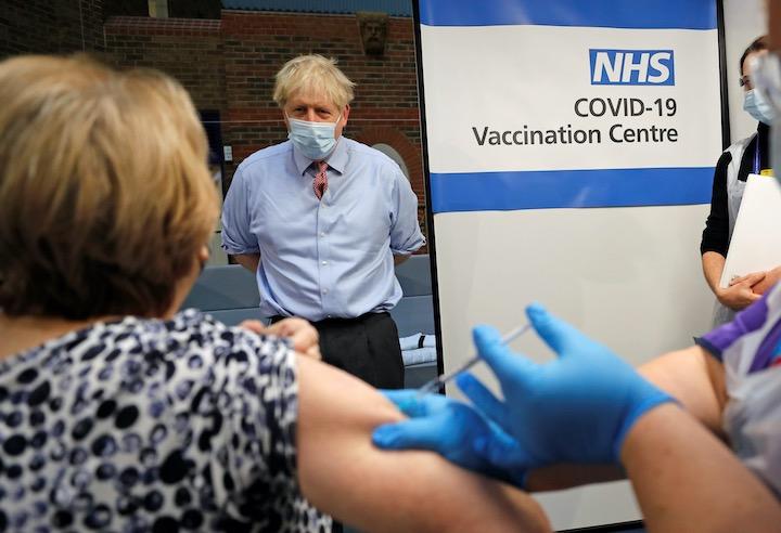 新型コロナウイルスのワクチン接種を見守るジョンソン首相...... Frank Augstein/REUTERS
