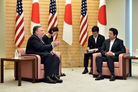 　７月８日、訪問先の北朝鮮から来日したポンペオ米国務長官（写真左）は、安倍晋三首相と会談し、拉致問題を含め、北との協議であらゆる問題を取り上げたと語った。（２０１８年　ロイター/Kazuhiro Nogi）