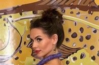 ぜんぜん身体を隠せてない！ 米セレブ、「細いロープだけ」のトンデモ衣装で登場...実はまじめな意味が