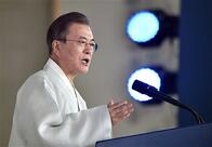 韓国･文在寅、日本が対話望めば｢喜んで手を結ぶ｣　解放祝う光復節の演説で