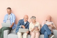 スマホやPCの使用が「脳の老化」を防ぐ？　50歳以上で認知機能低下リスクが半減