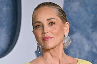 「ハリウッドに多様性を」病気とキャリア復帰の苦悩語る65歳米女優に拍手喝采　インスタの加工なしビキニ写真にも称賛集まる