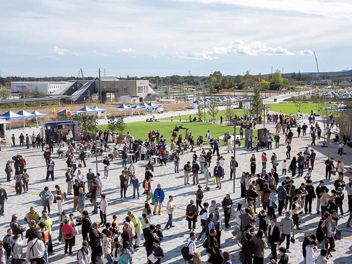 イベントでにぎわうJR常磐線大野駅前（大熊町、25年）。震災から9年後に鉄道の運行が再開し、復興拠点となる新施設が順次開かれているが、普段の人影はまばらだ