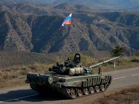 ロシアは、アゼルバイジャンと隣国アルメニアのソ連時代末期からの係争地ナゴルノカラバフでアゼル軍が２０２０年の停戦合意に違反したと批判した。写真はロシアの「平和維持部隊」。２０２０年１１月、アルメニアとの国境近くで撮影（２０２２年　ロイター/Francesco Brembati）