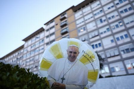 　３月４日、バチカン（ローマ教皇庁）は両肺の肺炎で闘病中の教皇フランシスコ（８８）について、昨夜は良く眠り、今も安静にしていると、状況を説明した。写真は３月４日、イタリアのローマ市内にある教皇が入院している病院の前で撮影（２０２５年　ロイター/Yara Nardi）