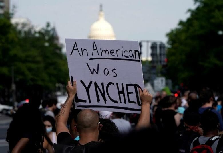 米中西部ミネソタ州ミネアポリス近郊で黒人男性が白人警官から首を圧迫され死亡した事件を巡り、地元検察当局は３日、第３級殺人で訴追していた元警官デレク・ショビン容疑者（４４）をより重い第２級殺人の容疑で訴追することを決めた。写真はワシントンのデモ隊（２０２０年　ロイター/JOSHUA ROBERTS）