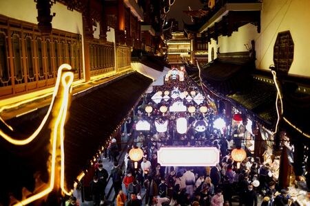 　５月１１日、 中国の国勢調査の結果によると、２０２０年の総人口は１４億１０００万人で、前回調査（２０１０年）時の１３億４０００万人から５．３８％増加した。春節の祭りの様子、上海で２月撮影（２０２１年　ロイター／Aly Song）