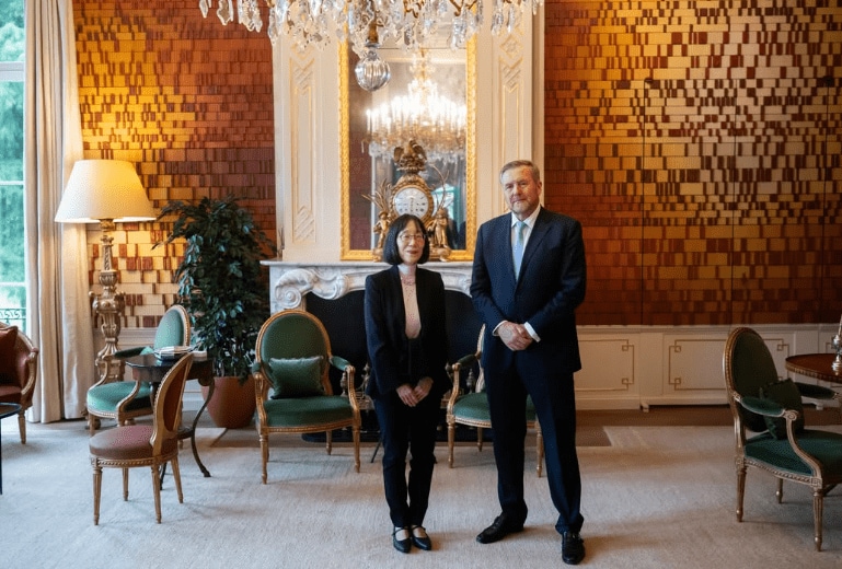 オランダのウィレム＝アレクサンダー国王（右）と国際刑事裁判所（ICC）の赤根智子所長　koninklijkhuis instagram