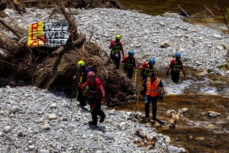 トランプ米大統領政権は、連邦緊急事態管理局（ＦＥＭＡ）の廃止案を巡り、方針転換する姿勢を示した。写真は壊滅的な洪水の後、行方不明者を探す捜索救助チーム。テキサス州ハントで１０日撮影（２０２５年　ロイター/Umit Bektas）
