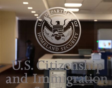 米市民権・移民局（ＵＳＣＩＳ）の入り口。ニューヨークで１月撮影。REUTERS/Shannon Stapleton/File Photo