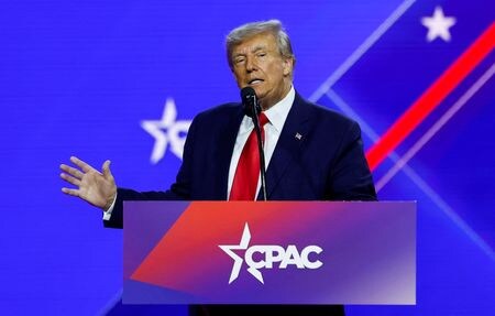 米ニューヨーク州のマンハッタン地区検察はトランプ前米大統領に対し、ポルノ女優のストーミー・ダニエルズさんへの口止め料支払いに関わった疑いを巡り起訴される可能性があることを示唆した。米紙ニューヨ－ク・タイムズが９日、関係者の話として報じた。写真は３月４日、メリーランド州ナショナルハーバーで撮影（２０２３年　ロイター/Evelyn Hockstein）