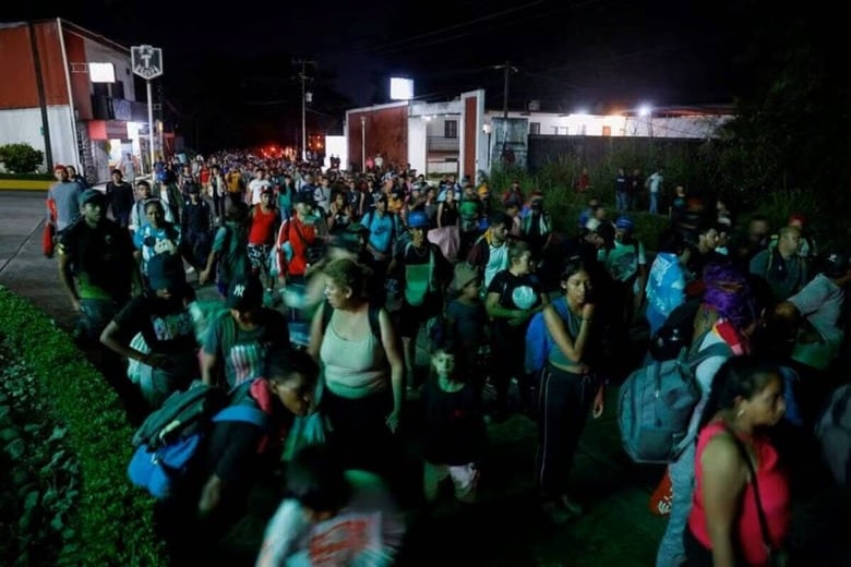 トランプ次期米大統領にとって喫緊の課題は移民対策で、不法移民の大量強制送還命令が実際に発出される――。最新のロイター／イプソス世論調査で、国民がこうした見方をしていることが分かった。写真はメキシコから米国境を目指す移民ら。１１月７日、同国南部ウィストラで撮影（２０２４年　ロイター/Daniel Becerril）