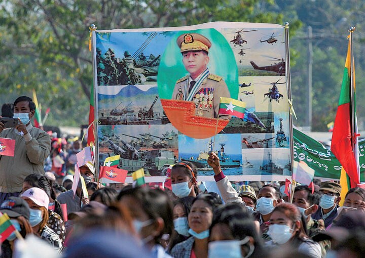 ミンアウンフラインの肖像を掲げるクーデター支持者　REUTERS