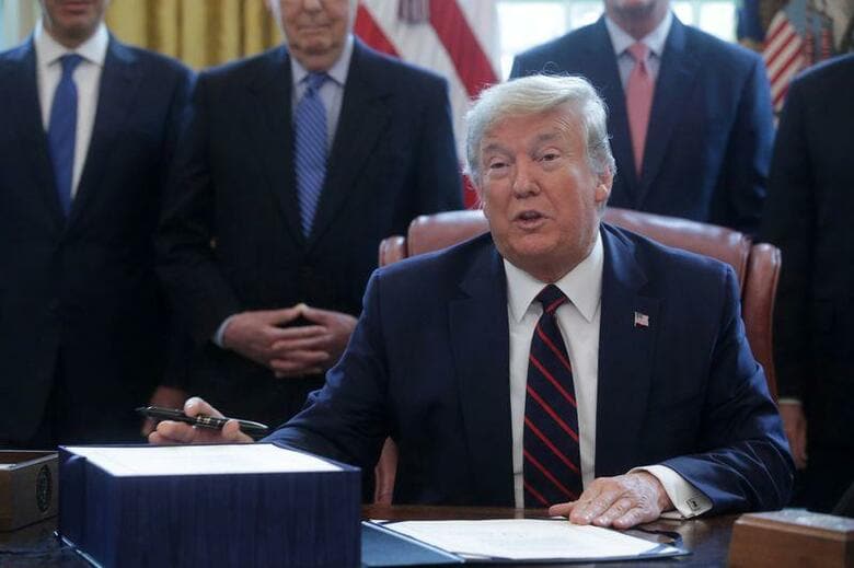 細かいことは後回しにして、とにかく早くお金を支給する─。米政府は新型コロナウイルスの感染拡大を受け、巨額の経済対策を打ち出した。しかし、スピード重視の約束とは裏腹に、これまでのところ企業や消費者の手元には肝心の支援金が届いていない。写真はホワイトハウスで3月撮影（2020年　ロイター／Jonathan Ernst）