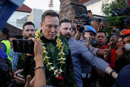 ５月１９日、 宇宙開発企業スペースＸのオーナーであるイーロン・マスク氏とインドネシアのブディ保健相は、同国の保健セクター向けに同社の通信衛星サービス「スターリンク」の運用を開始した。写真は同日、デンパサールでスターリンクの運用開始式典に出席したマスク氏（２０２４年　ロイター/Johannes P. Christo）