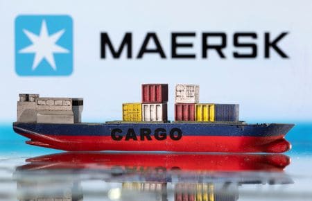 マースクのロゴと貨物船の模型。REUTERS/Dado Ruvic