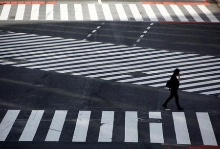 　政府は２４日に公表した１１月の月例経済報告で、景気の総括判断を「緩やかに持ち直している」のまま４カ月連続で据え置いた。写真は都内で２０１８年１０月撮影（２０２２年　ロイター／Kim Kyung-Hoon）